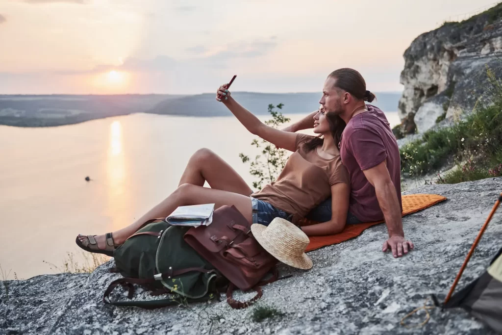 Descubre por qué viajar en pareja es una experiencia inolvidable. Conoce las ventajas, consejos prácticos y cómo fortalecer tu relación mientras exploras el mundo juntos.