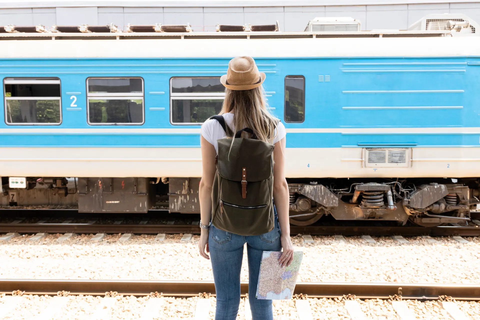 Descubre cómo viajar en tren por Europa de manera eficiente y económica. Una guía completa sobre rutas, boletos, consejos prácticos y mejores experiencias para disfrutar del viaje.